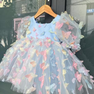 Handgemaakte blauwe jurk van tule vlinder: outfit voor verjaardagsfeestje