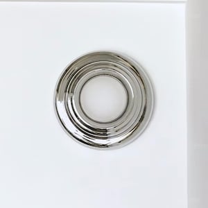 Könnte beinhalten: Rustikales Holzschild mit dem Text "Welcome to our home" in weißer Schrift. Das Schild hat eine Used-Optik und ein schlichtes, einladendes Design, ideal für die Eingangsbereichsdekoration.