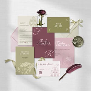 Puede incluir: Un conjunto de papelería de boda en tonos borgoña, rosa y verde oliva. El conjunto incluye invitaciones, tarjetas RSVP y tarjetas de detalles, con una escritura elegante e ilustraciones. Una pluma decorativa y una rosa completan el conjunto.
