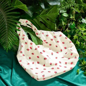 Joli sac fourre-tout en velours côtelé aux fraises, sac fourre-tout personnalisé en velours côtelé, sac à bandoulière pour femme, sac à main fait main, cadeau pour elle, cadeau unique pour les amateurs de fruits