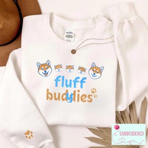 Sudadera bordada de Shiba Inu, sudadera de cuello redondo para mamás perrunas, jersey Fluff Buddies Shiba con manga con estampado de patas, regalo minimalista para amantes de los perros.