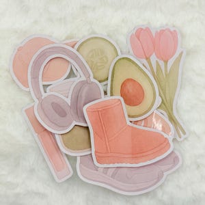 Peut inclure: Un ensemble d'autocollants représentant diverses illustrations dans un style aquarelle. Les autocollants comprennent un casque audio, une botte, un tube de rouge à lèvres, un chapeau, un avocat, un concombre et un bouquet de tulipes roses.