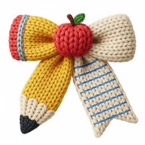 Puede incluir: Un lazo tejido con un lápiz amarillo, una manzana roja y un diseño de bloc de notas crema. El lápiz tiene una banda gris y una punta negra. La manzana tiene un tallo marrón y una hoja verde. El bloc de notas tiene líneas azules.