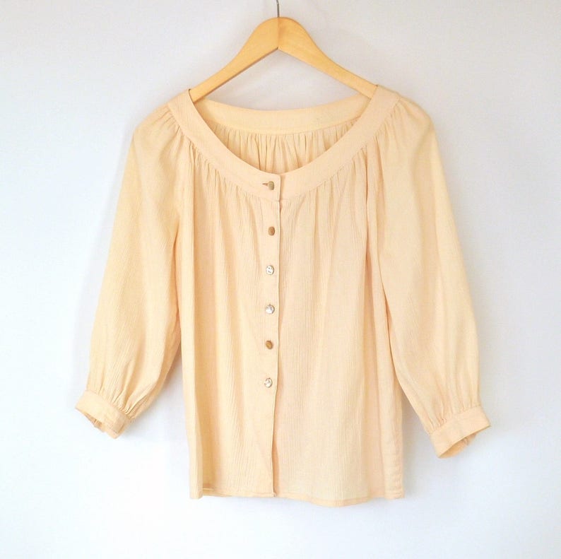Cream Crinkle Finish Peasant Shirt Boho Chic Vintage 1970s Size M Scoop Neck Blouse