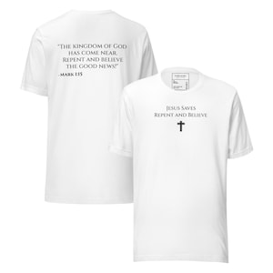 Puede incluir: Una camiseta blanca de manga corta con texto en negro. El frente muestra 'JESUS SAVES REPENT AND BELIEVE' sobre una cruz. La parte posterior muestra el texto 'THE KINGDOM OF GOD HAS COME NEAR. REPENT AND BELIEVE THE GOOD NEWS!' seguido de '-MARK 1:15'.