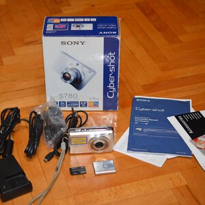 Sony Cyber-shot DSC-S780 8.1MP Digitalkamera - Silber Ladegerät SD Karte Boxed