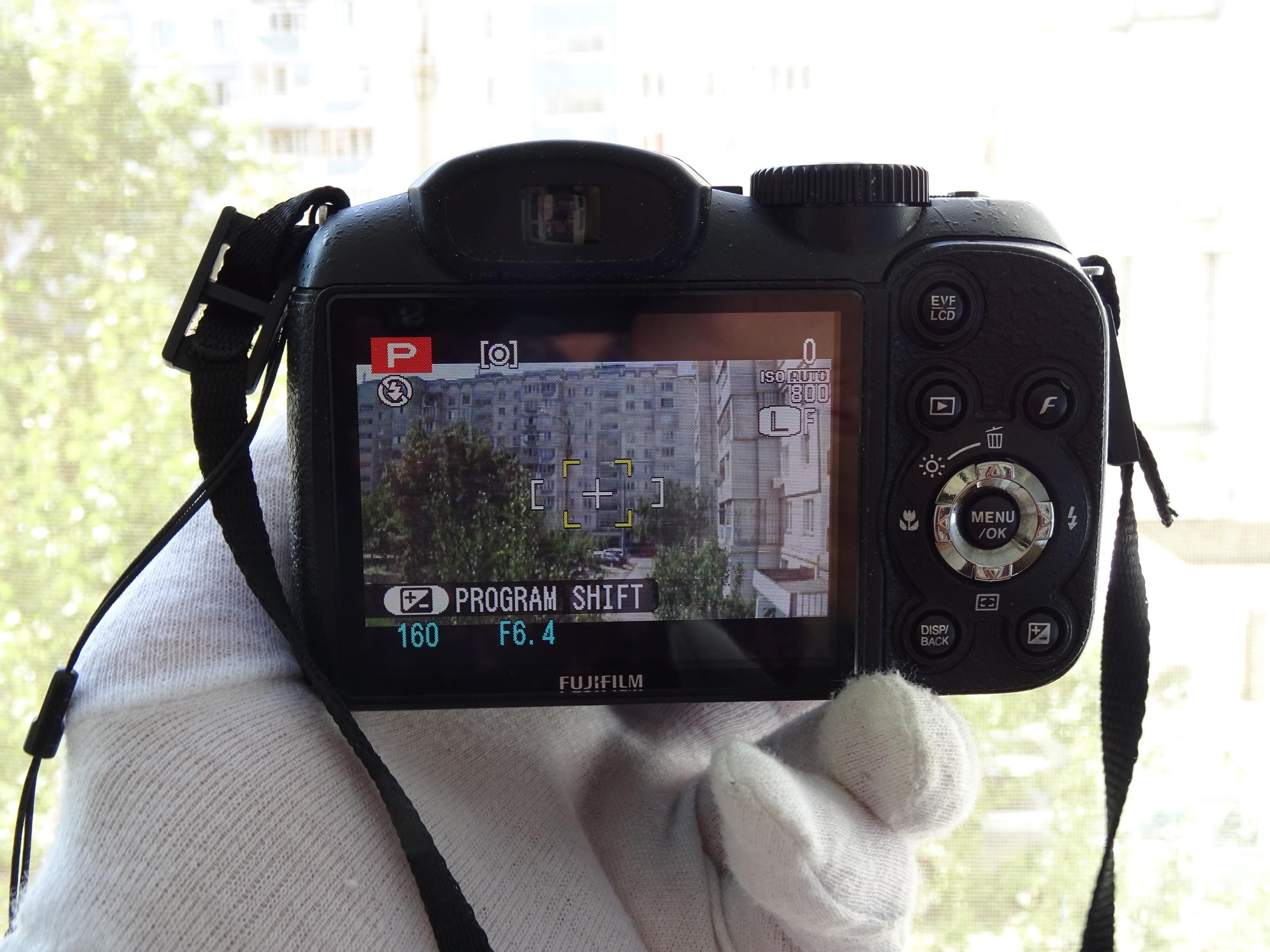 Fujifilm Finepix S2950 18x Wide 28mm Zoom 14.0MP Digital Camera