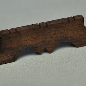 Aus Holz gefertigter Steg eines Balalaika Folklore Instruments mit 6 Saiten
