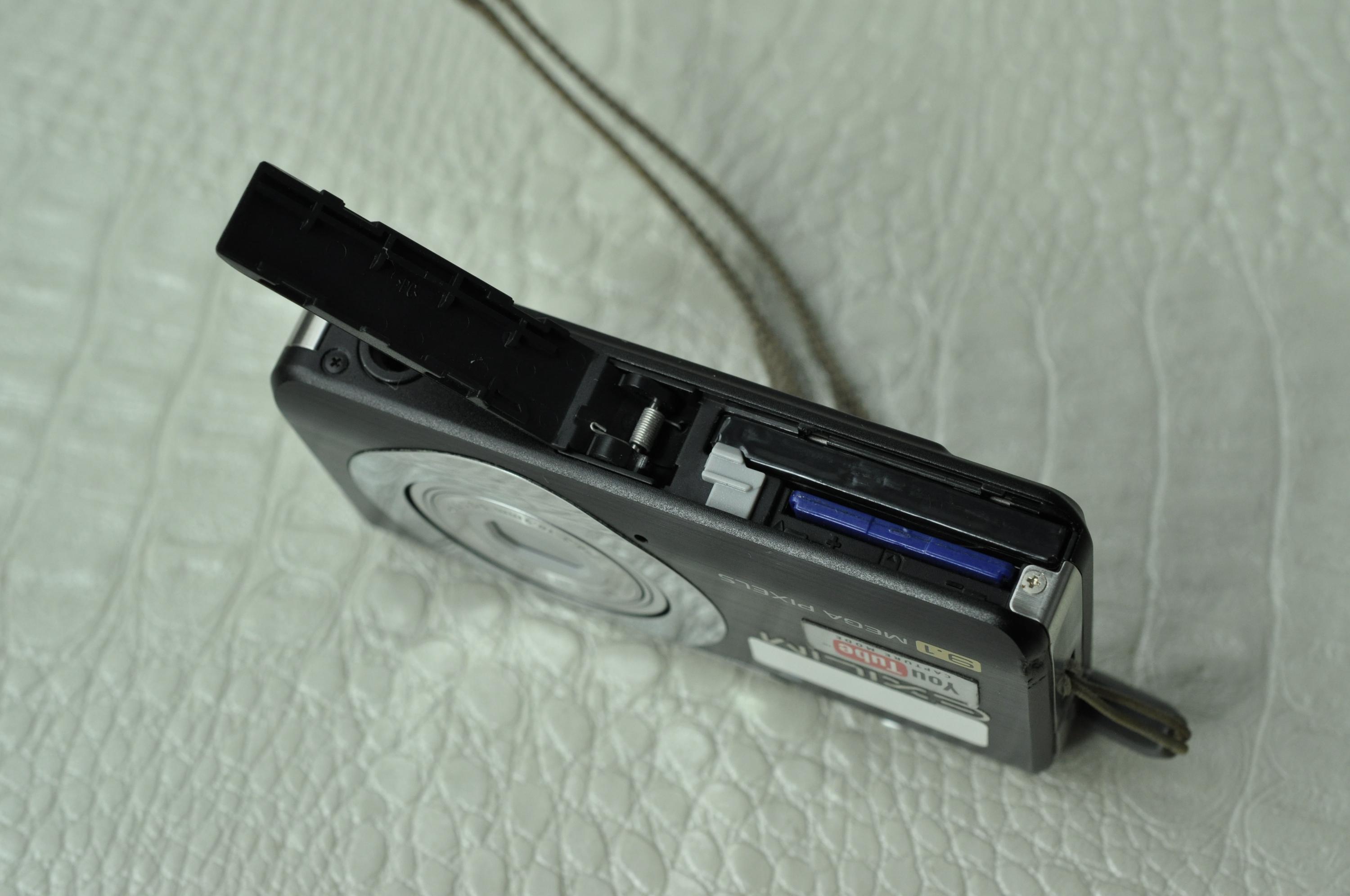 Casio Exilim EX-Z21 Digital Camera - 9.1 Mega Pixels + Memory Card 