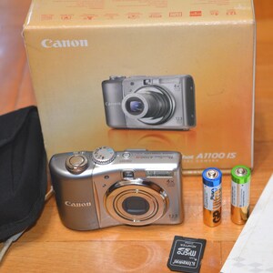 Canon PowerShot A1100 IS 12.1MP Digitalkamera Silber 4XZoom mit SD-Karte in Box