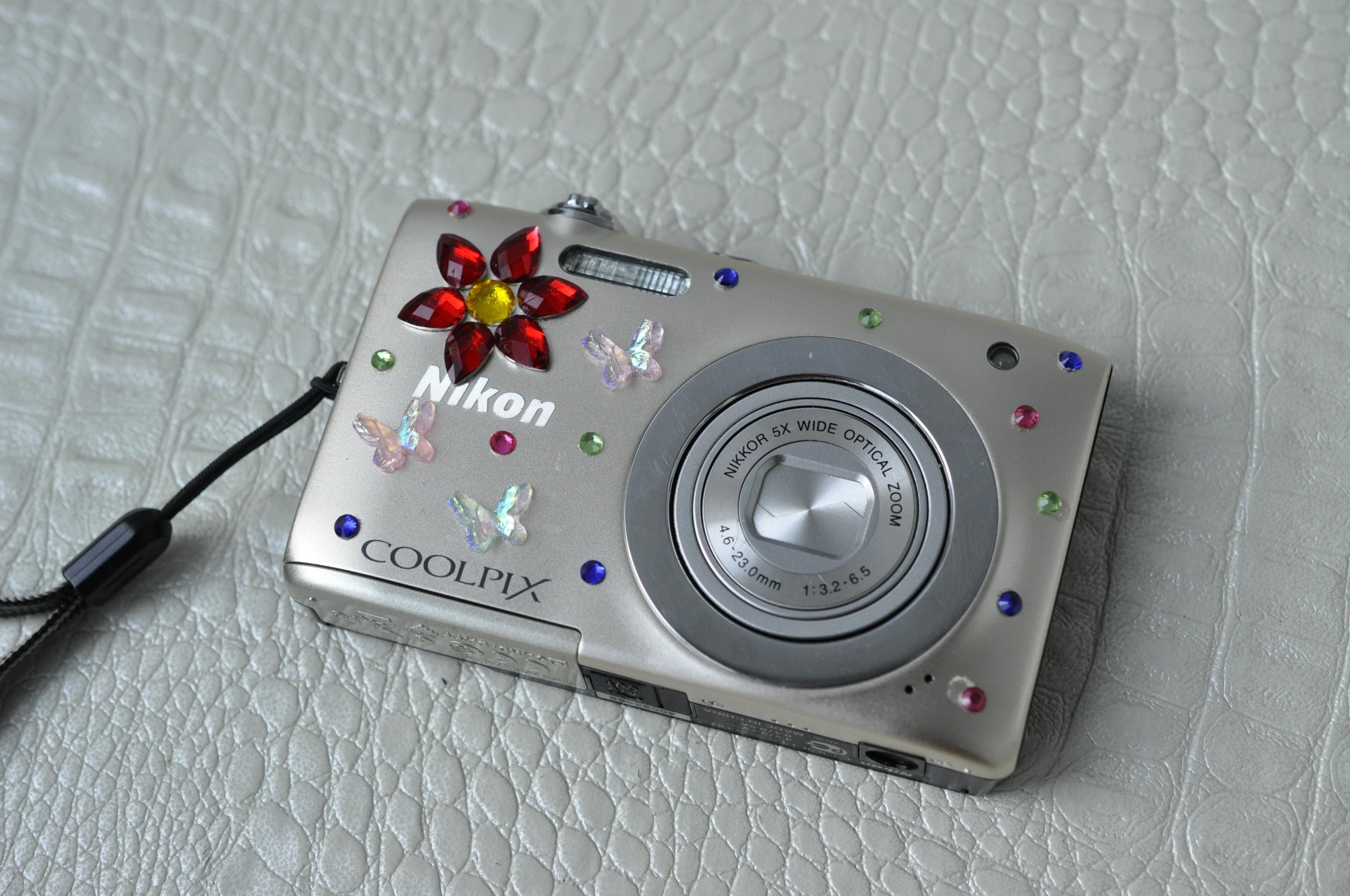 Dekor Nikon Coolpix S2600 14.0mp Digital Compact Camera SILVER +