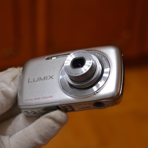 Pfannenwender LUMIX DMC-S1 12.1MP Digitalkamera Silber Batterieladegerät, Speicherkarte