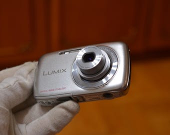 Fotocamera digitale Panasonic LUMIX DMC-S1 12.1MP Argento Caricabatteria, scheda di memoria