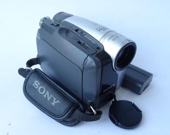 DCR-TRV33 デジタルビデオカメラレコーダー　MiniDV ハンディカム Sony DCR-TRV33 Mini DV digital camcorder at Crutchfield