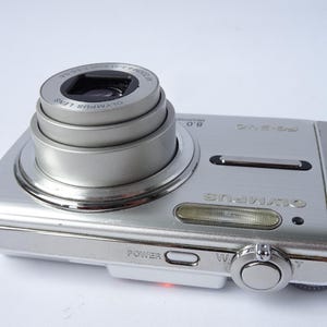 Appareil photo numérique Olympus FE-340 8 MP avec zoom 5x avec chargeur de batterie et carte mémoire