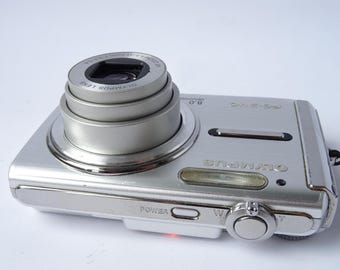 OLYMPUS FE-150　シルバー　充電器付き オリンパス FE-150 シルバー 5.0MP デジタルコンパクトカメラ