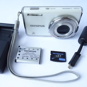 Olympus FE-5020 12MP Digital Camera white With Battery Charger Tested Working