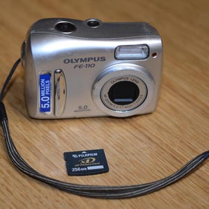 Olympus FE-110 5.0MP Digitalkamera mit 2.8 optischem Zoom & XD Karte (Silber)