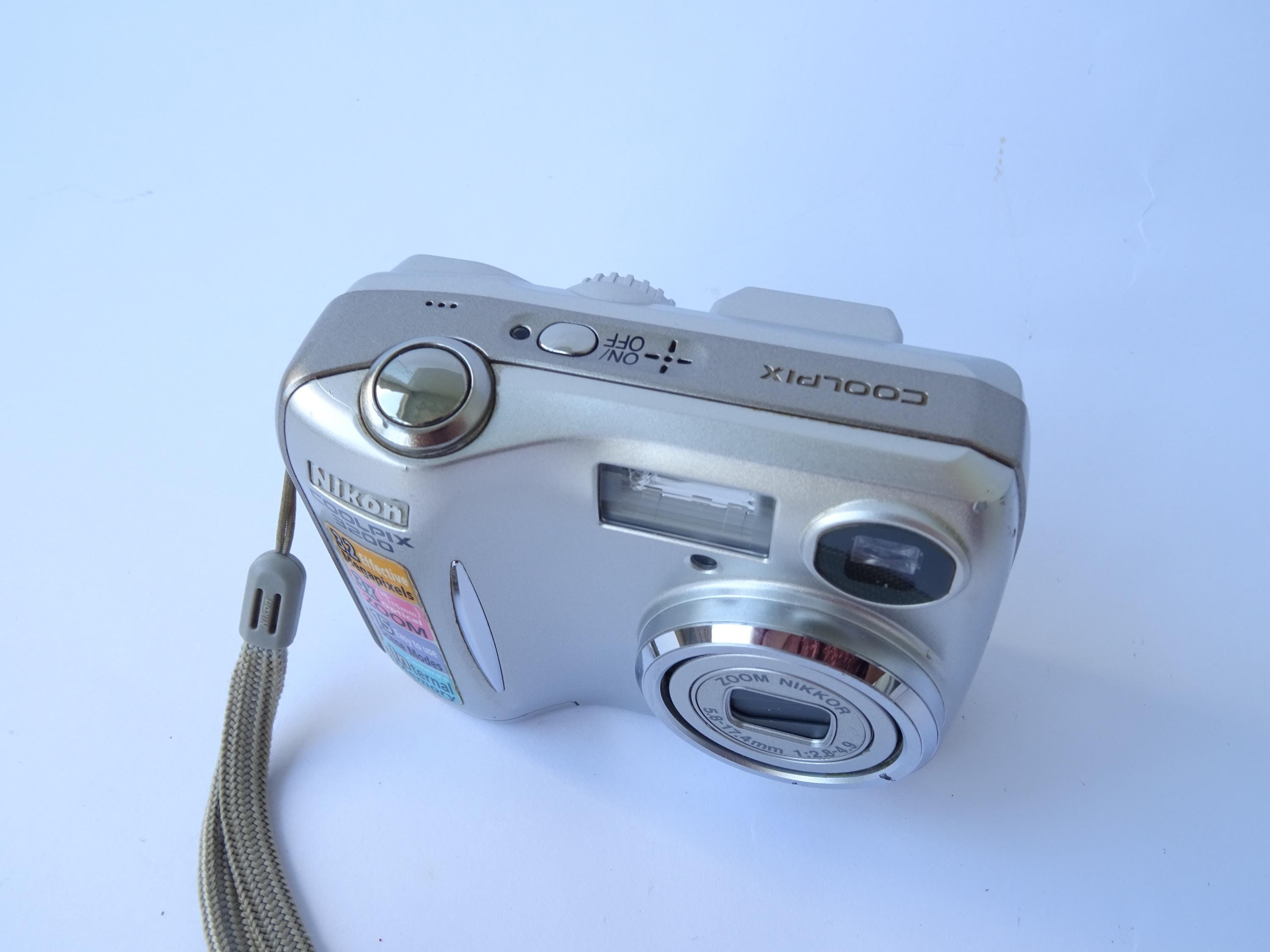 ニコン nikon coolpix 3200 シルバー Nikon COOLPIX 3200 3.2-megapixel digital camera at Crutchfield