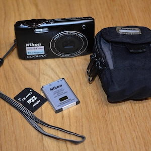 Appareil photo numérique Nikon Coolpix S3100 14,0 Mp argent zoom 5x, carte SD, étui