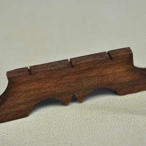 Aus Holz gefertigter Steg eines Balalaika Folklore Instruments