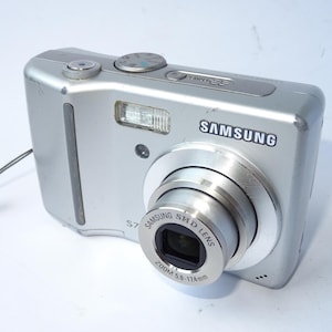 Samsung S Series S750 7.2MP Digital Compact Camera 3x Zoom Silver - Tested