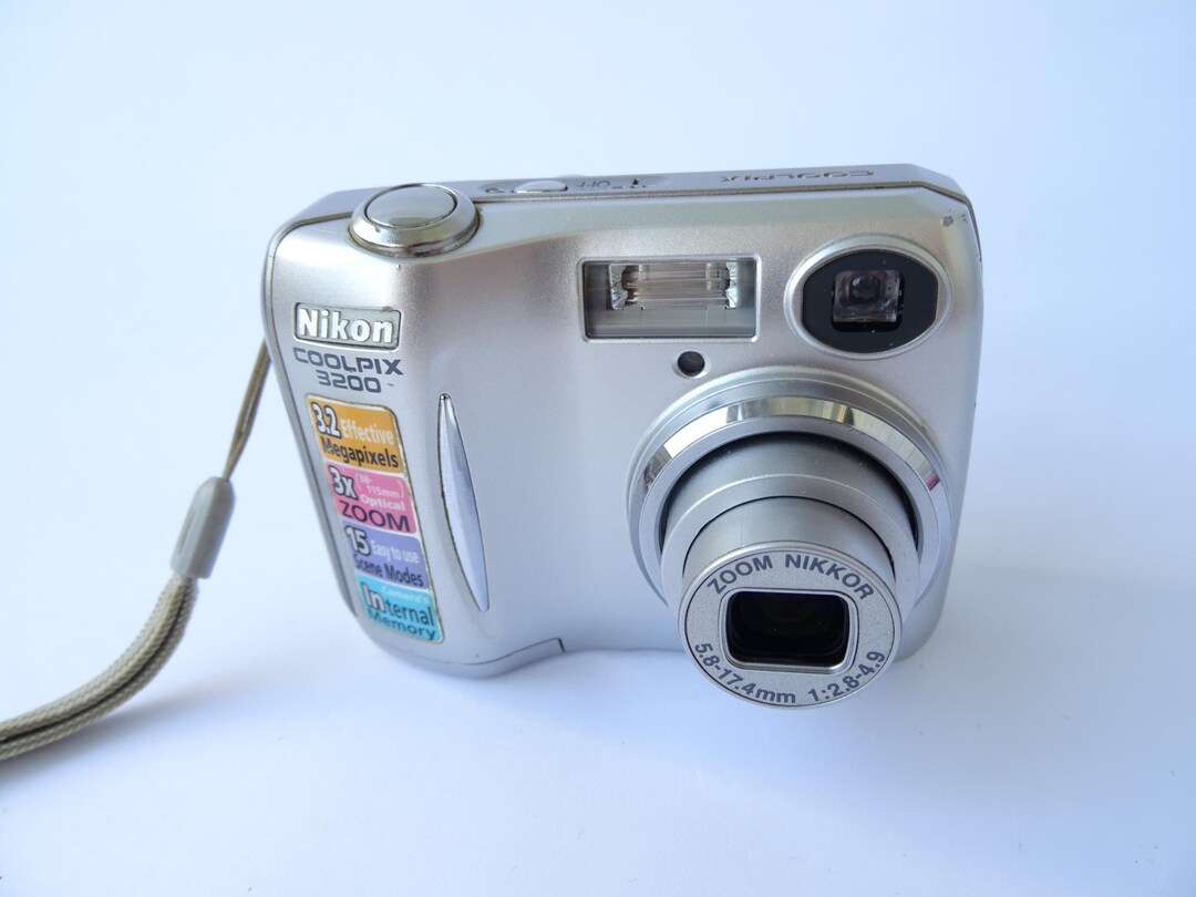 ニコン nikon coolpix 3200 シルバー Nikon COOLPIX 3200 3.2-megapixel digital camera at Crutchfield