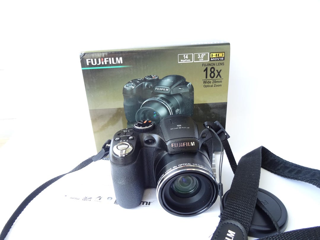 Fujifilm Finepix S2950 18x Wide 28mm Zoom 14.0MP Digital Camera