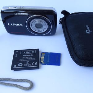 Panasonic Lumix DMC-S3 14.1MP Digital Camera Working TESTED