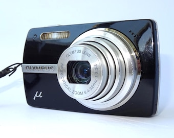 【動作確認済】 Olympus µ【mju:】 G0409-277-2p Olympus Mju 820 8.0mp 5x Digital Camera +charger Black Tested