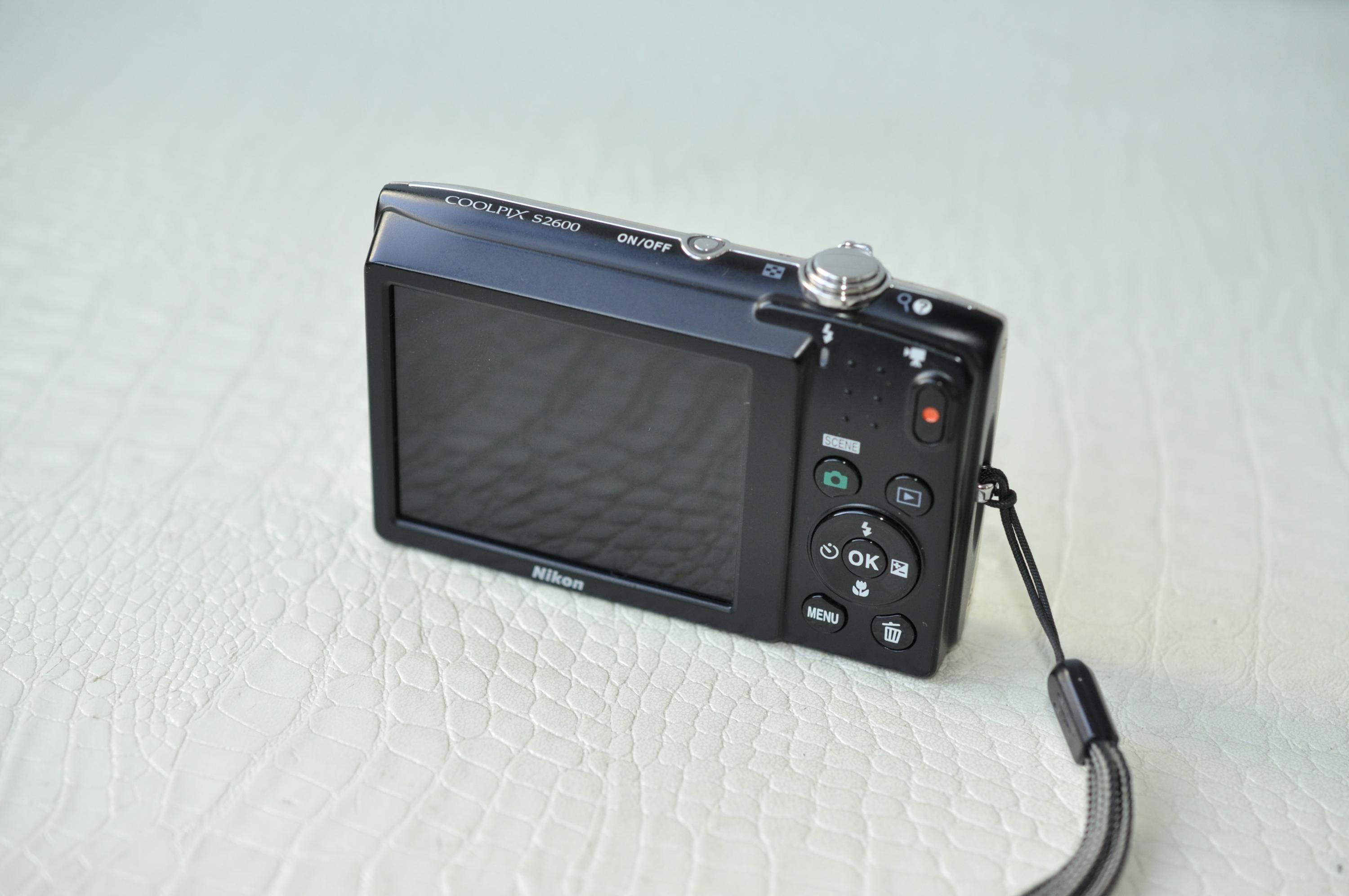 Dekor Nikon Coolpix S2600 14.0mp Digital Compact Camera SILVER +