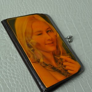 Cartera retro vintage para mujer con efecto 3D lenticular, estilo rubio guiñando el ojo.
