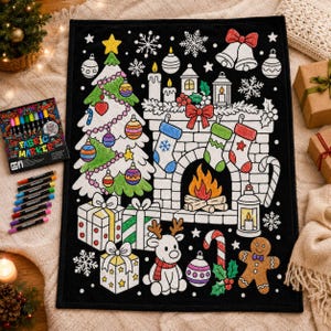 Puede incluir: Una alfombrilla de tela negra para colorear con contornos blancos de un árbol de Navidad, una chimenea con calcetines, regalos, un reno, un hombre de jengibre y copos de nieve. Incluye una caja de rotuladores para tela para colorear.