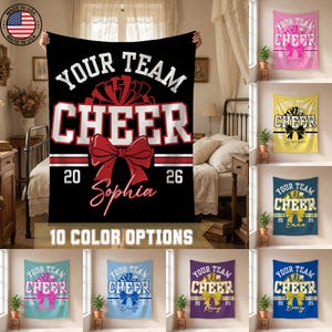 Könnte beinhalten: Eine schwarze Decke mit dem Text "YOUR TEAM CHEER" in Weiß und Rot, einer großen roten Schleife und dem Namen "Sophia" in Schreibschrift. Die Decke hat auch die Zahlen "20" und "26". Der Text "10 COLOR OPTIONS" befindet sich unten.
