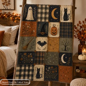 Puede incluir: Una colcha de retazos con una cuadrícula de cuadrados con ilustraciones de Halloween que incluyen un fantasma, un gato negro, una calabaza, un sombrero de bruja, un murciélago, una escoba, una luna creciente, estrellas, árboles y flores.