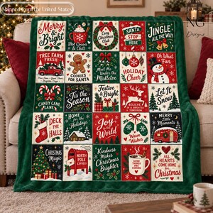 Könnte beinhalten: Eine Wohndecke mit grünem Rand, die aus einem Raster von fünfundzwanzig festlichen Quadraten mit weihnachtlichen Illustrationen und Texten wie Merry & Bright, Hot Cocoa & Chill, Santa Stop Here, Jingle All The Way und North Pole Express besteht.