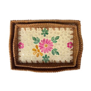 Può includere: Vassoio rettangolare intrecciato con un motivo floreale a mosaico. Il vassoio ha un bordo intrecciato marrone e un centro a mosaico con fiori rosa, gialli e verdi. Adatto per servire o esporre.