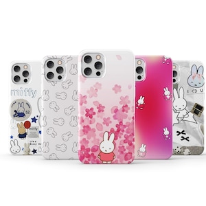 Op de afbeelding: Een verzameling van vijf telefoonhoesjes met verschillende ontwerpen. De hoesjes tonen illustraties van een wit konijn, bloemmotieven en het woord "miffy". Het kleurenpalet omvat wit, roze en rood.