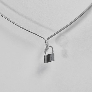 Gargantilla discreta de plata de ley hecha a mano con candado