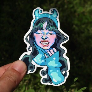 Chica traviesa, dale vida a tu día a día con humor e individualidad, pegatinas de chica deslumbrante, pegatinas resistentes, pegatinas pop, pegatinas humorísticas, pegatinas azules, pegatinas de diablo, pegatinas pop de ciudad, pegatinas con estilo