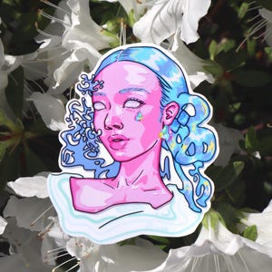 Kristallen schoonheid, kracht en kwetsbaarheid verborgen in sereniteit, prachtige kristallen vrouwenstickers, glazen stickers, blauwe stickers, vrouwenstickers, mooie stickers, modieuze stickers, unieke stickers, unieke stickers