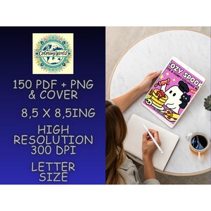 Op de afbeelding: Een digitale tablet toont een kleurrijke illustratie met de tekst "COZY SPOOK". De afbeelding bevat een spook, een zwarte kat en pannenkoeken. De tablet wordt vastgehouden door een persoon aan een tafel met een notitieboek, pen en een kopje koffie.