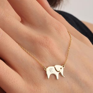 Colares de elefante personalizados Colar de elefante de prata personalizado Colar com pingente de elefante Colar de letras de animais de prata Joias para mamãe elefante