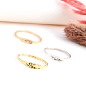 Custom Birth Flower Ring Personalized Birth Month Flower Ring  Dainty Engraved Flower Ring with Birth Flower Gold Birthflower Ring for Mom