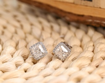 Pendientes de oro macizo con diamantes cultivados en laboratorio de talla princesa con halo y certificado IGI. Ideales para bodas y como regalo de San Valentín.