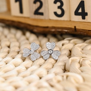 IGI Certificated Round Cut Lab Grown Diamond Floral Earring Studs, Solid Gold Clover Earrings for Wedding, Valentine‘s Day Gift for Women