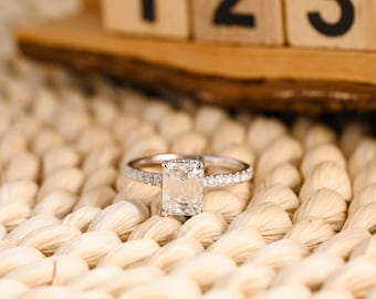 Anillo de compromiso de oro macizo con moissanita talla esmeralda y halo oculto, anillo artesanal con medio pavé, anillo de promesa, anillo de pedida de mano, regalo de San Valentín