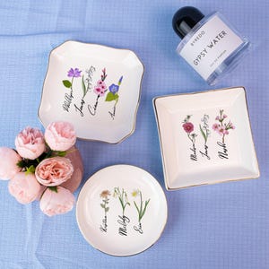 Grandma Birth Flower Jewelry Dish – Custom Ceramic Ring Dish with Grandchildren’s Names – Personalized Keepsake Tray for Grandma