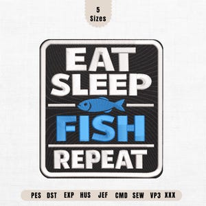 Op de afbeelding: Geborduurde patch met de woorden "EAT SLEEP FISH REPEAT" in wit en blauw. Een blauwe visafbeelding staat boven het woord "FISH". De patch is zwart met een witte rand. De tekst "5 Sizes" staat bovenaan.