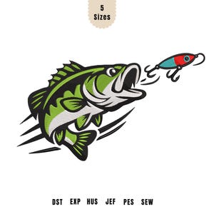 以下が含まれることがあります： 緑と黒のバスフィッシュが青、赤、黒のルアーに向かってジャンプする刺繍デザイン。 デザインには「5サイズ」の文字と刺繍ファイル形式が含まれています。